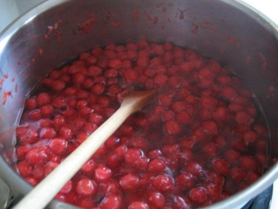 Doftande komposit av körsbär i en pan och multivark - recept