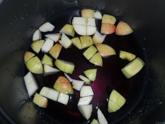 Doftande komposit av körsbär i en pan och multivark - recept