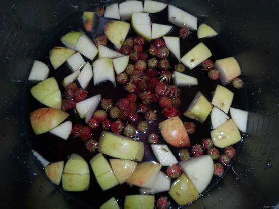 Doftande komposit av körsbär i en pan och multivark - recept