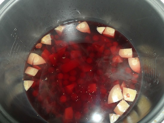 Doftande komposit av körsbär i en pan och multivark - recept