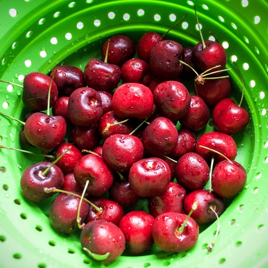Doftande komposit av körsbär i en pan och multivark - recept