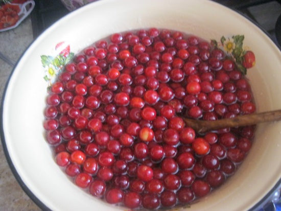 Doftande komposit av körsbär i en pan och multivark - recept