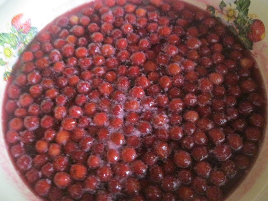 Doftande komposit av körsbär i en pan och multivark - recept