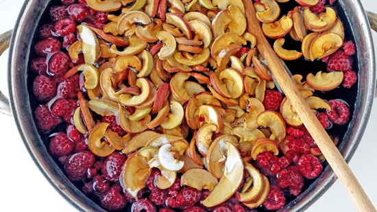 Doftande komposit av körsbär i en pan och multivark - recept
