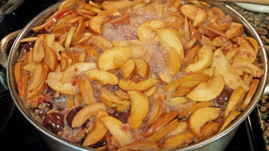 Doftande komposit av körsbär i en pan och multivark - recept