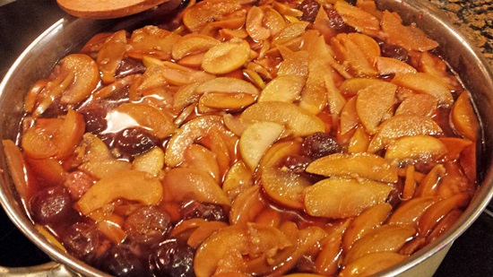 Doftande komposit av körsbär i en pan och multivark - recept