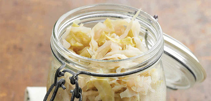Klassiskt recept på surkål med saltlösning och utan saltlösning: snabbt eller konventionellt sätt