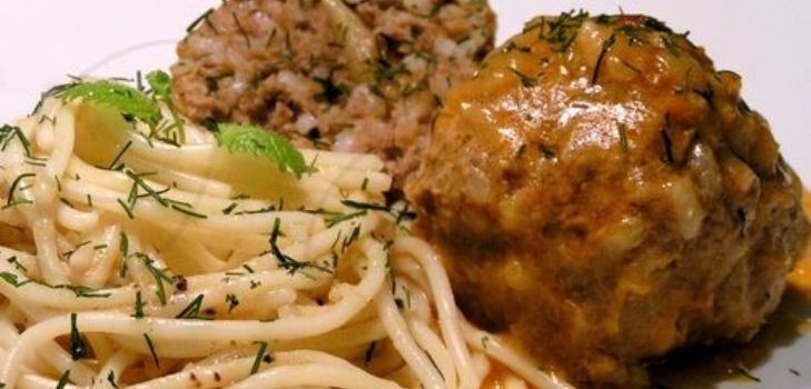 köttbullar på en tallrik