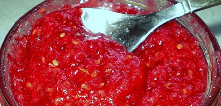 Hallon med socker för vintern utan att laga mat, Pyatiminutka, i frysen. Recept på färsk hallon, riven med socker Hallon med socker för vintern utan att laga mat, Pyatiminutka, i frysen. Recept på färsk hallon, riven med socker