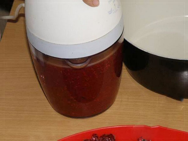 Hallon med socker för vintern utan att laga mat, Pyatiminutka, i frysen. Recept på färsk hallon, riven med socker