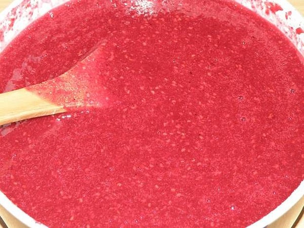 Hallon med socker för vintern utan att laga mat, Pyatiminutka, i frysen. Recept på färsk hallon, riven med socker