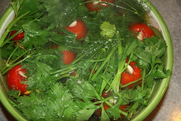 Färskt saltade tomater i en påse och en kastrull