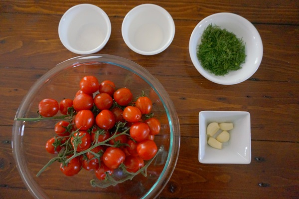 Färskt saltade tomater i en påse och en kastrull