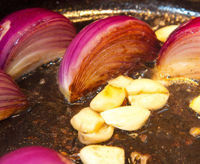 Recept av lamm med pommes frites i en multivarquet - ett läcker semester recept