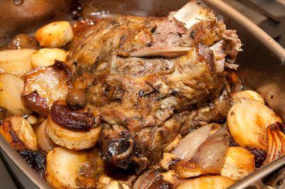 Recept av lamm med pommes frites i en multivarquet - ett läcker semester recept