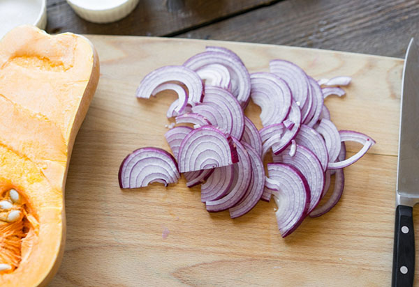Ett ovanligt recept: en utsökt sallad med pumpa och lök i fritering