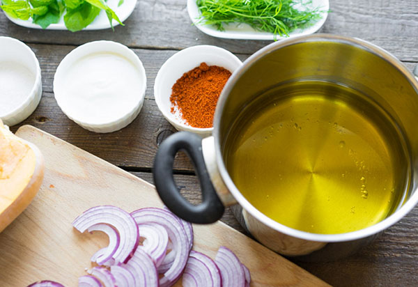 Ett ovanligt recept: en utsökt sallad med pumpa och lök i fritering