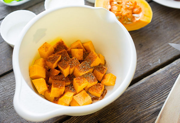 Ett ovanligt recept: en utsökt sallad med pumpa och lök i fritering