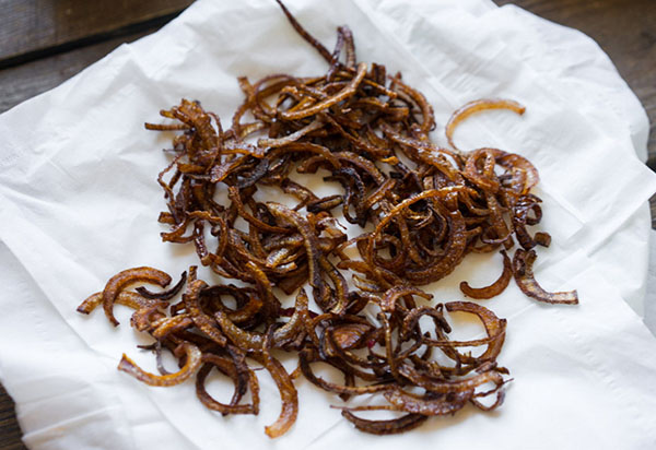 Ett ovanligt recept: en utsökt sallad med pumpa och lök i fritering