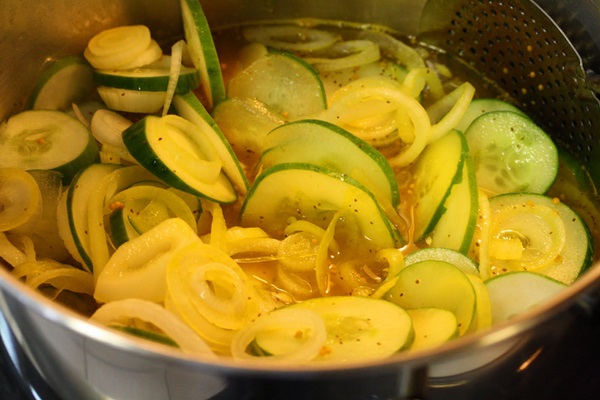 Enkla recept för konservering av gurkor för vintern utan vinäger