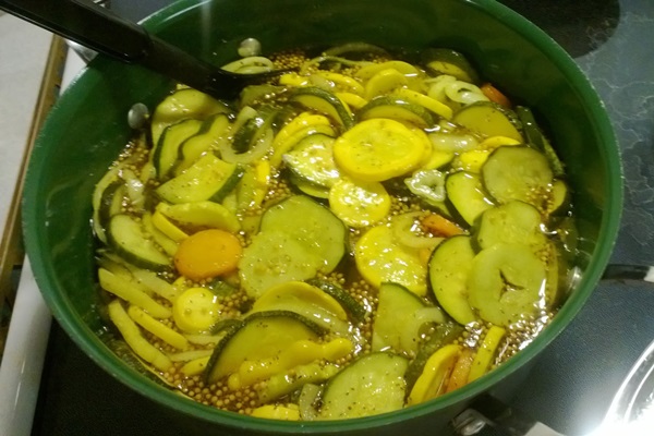 Enkla recept för konservering av gurkor för vintern utan vinäger