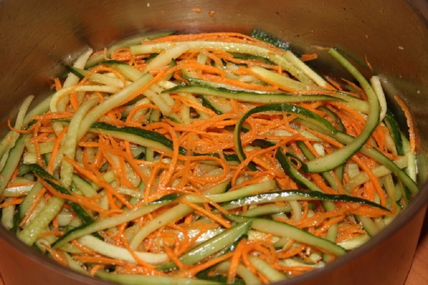 Gurkor på koreanska för vintern - recept med morötter, kött, utan sterilisering. Sallad av gurkor på koreanska för vintern med snabb matlagning