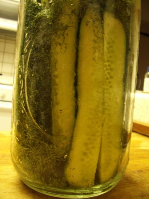 Smakiga gurkor med vitlök på vintern