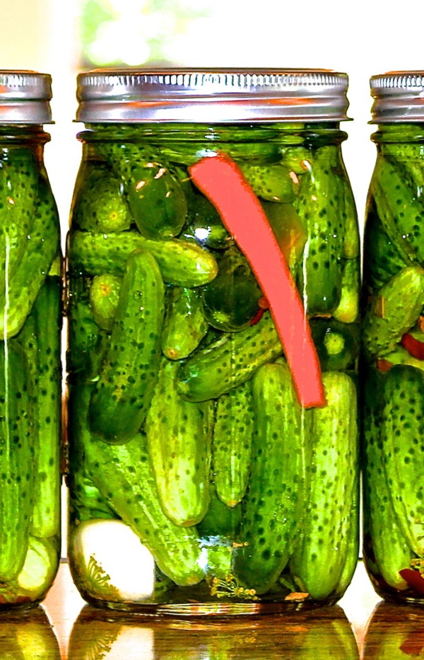 Smakiga gurkor med vitlök på vintern