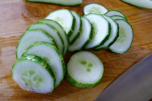 Smakiga gurkor med vitlök på vintern