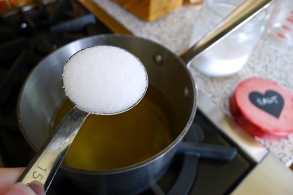 Smakiga gurkor med vitlök på vintern