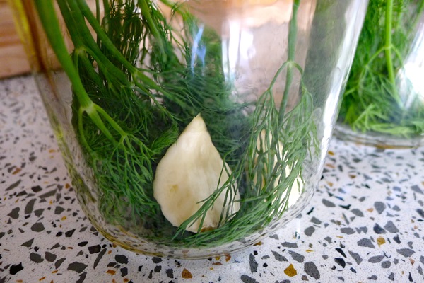 Smakiga gurkor med vitlök på vintern