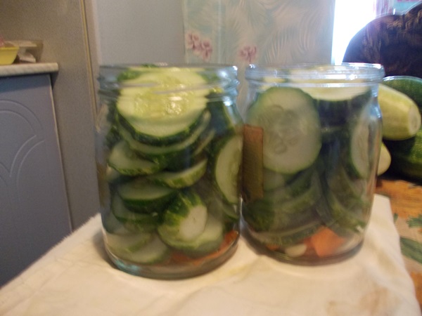 Smakiga gurkor med vitlök på vintern