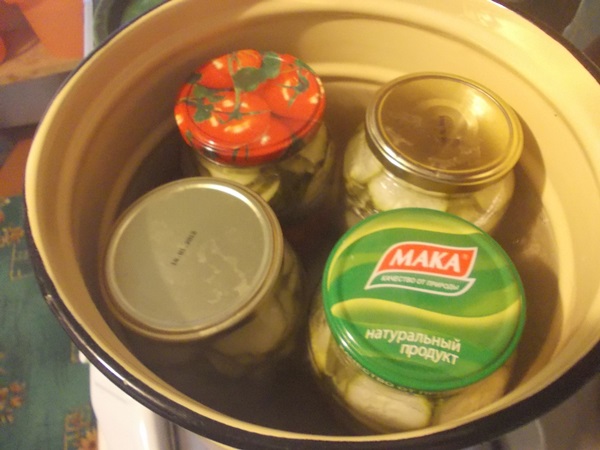 Smakiga gurkor med vitlök på vintern