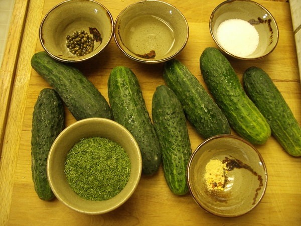Smakiga gurkor med vitlök på vintern