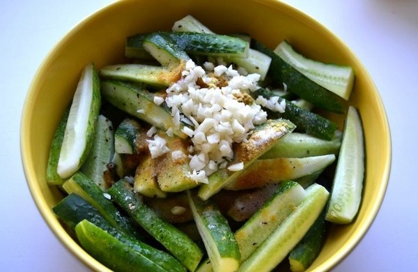 Gurkor med senap för vintern utan sterilisering och med det, varmt och kallt sätt. Sallad från overripta gurkor med senap
