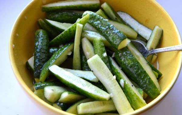 Gurkor med senap för vintern utan sterilisering och med det, varmt och kallt sätt. Sallad från overripta gurkor med senap