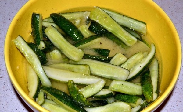 Gurkor med senap för vintern utan sterilisering och med det, varmt och kallt sätt. Sallad från overripta gurkor med senap