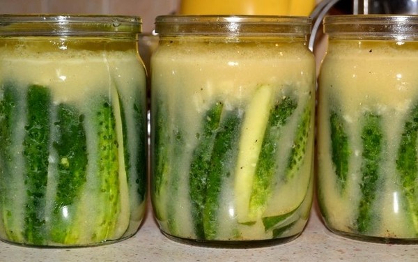 Gurkor med senap för vintern utan sterilisering och med det, varmt och kallt sätt. Sallad från overripta gurkor med senap