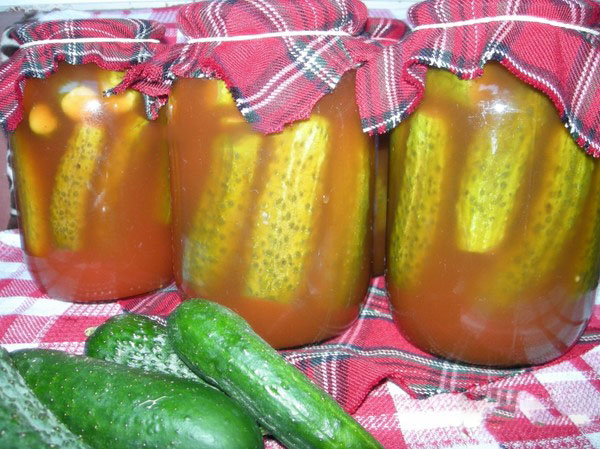 Gurkor med ketchup för vintern - utan sterilisering, i burkar. Skörda för vinterskarp och krispig gurka med ketchup chili