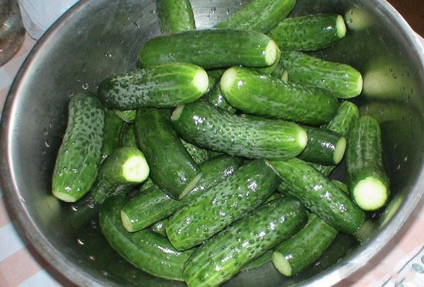 Gurkor med ketchup för vintern - utan sterilisering, i burkar. Skörda för vinterskarp och krispig gurka med ketchup chili