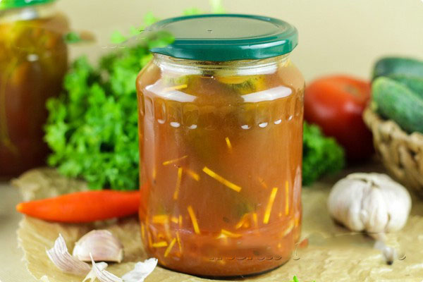 Gurkor med ketchup för vintern - utan sterilisering, i burkar. Skörda för vinterskarp och krispig gurka med ketchup chili