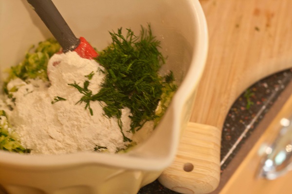 Läckra pannkakor från courgetter på snabba recept