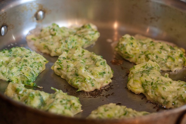 Läckra pannkakor från courgetter på snabba recept