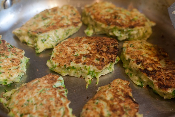Läckra pannkakor från courgetter på snabba recept