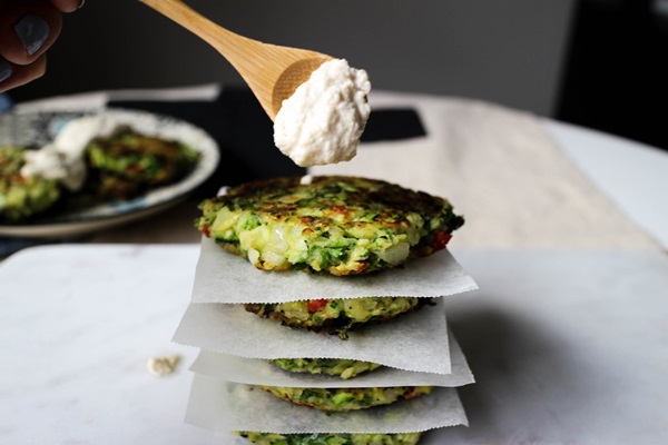 Läckra pannkakor från courgetter på snabba recept