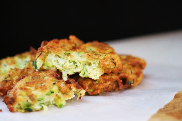 Läckra pannkakor från courgetter på snabba recept
