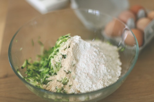 Läckra pannkakor från courgetter på snabba recept
