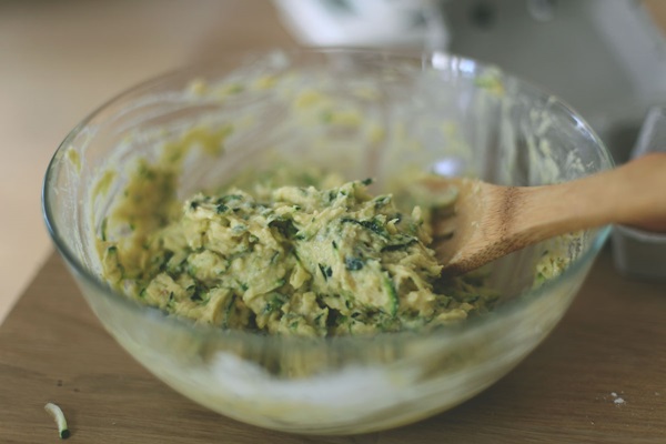 Läckra pannkakor från courgetter på snabba recept