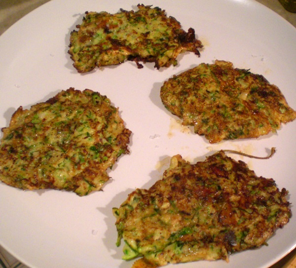 Läckra pannkakor från courgetter på snabba recept