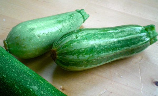 Läckra pannkakor från courgetter på snabba recept